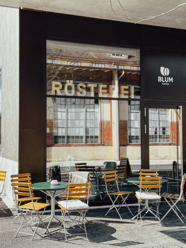 01-Kaffeehaus-Blum-Sitzplatze-Aussenbereich-13-scaled.jpg