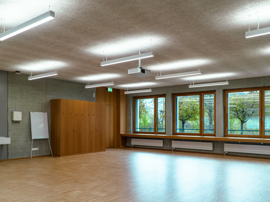01-Schulhaus-Bueel-Gossau-Mehrzweckraum-komplett.jpg